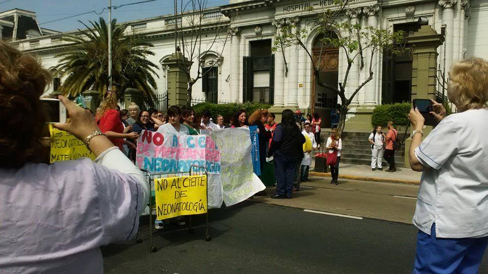 Protesta en el hospital Fiorito de Avellaneda por el cierre del servicio de Neonatología