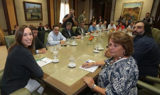 La gobernadora María Eugenia Vidal y dirigentes de los gremios docentes y estatales de la Provincia, durante una reunión en diciembre pasado, a poco de haber asumido sus funciones