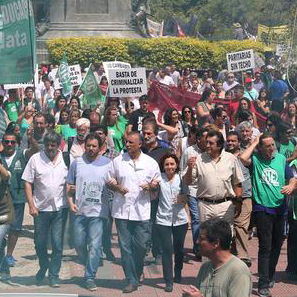 Masiva protesta de estatales