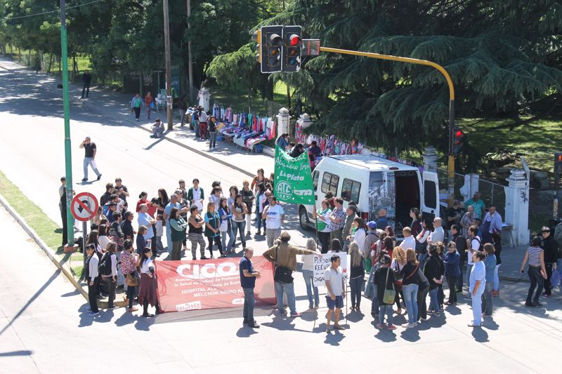 HOSPITAL A. KORN DE M. ROMERO: CORTE DE AVENIDA EN LA PUERTA DEL HOSPITAL