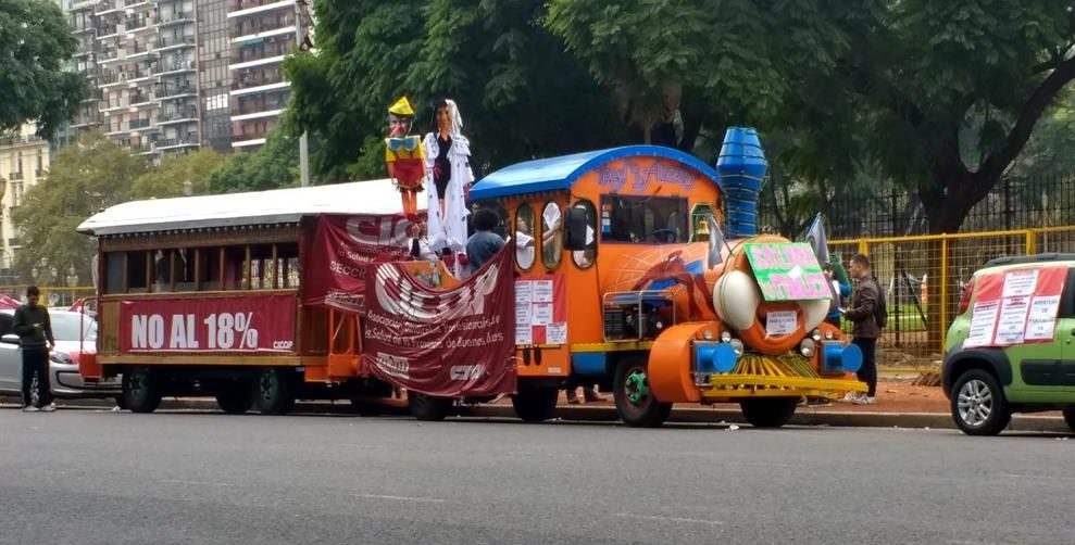 LA NACIÓN: Con un «trencito de la alegría», los médicos protestaron contra Vidal