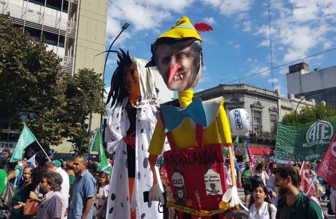 Bronca en la multitudinaria marcha de estatales y docentes (Foto: REALPOLITIK).