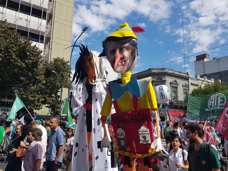 Bronca en la multitudinaria marcha de estatales y docentes (Foto: REALPOLITIK).