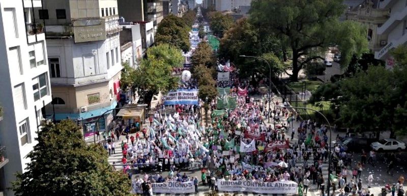 Gremios estatales y docentes destacaron que el paro y la marcha fueron “contundentes”