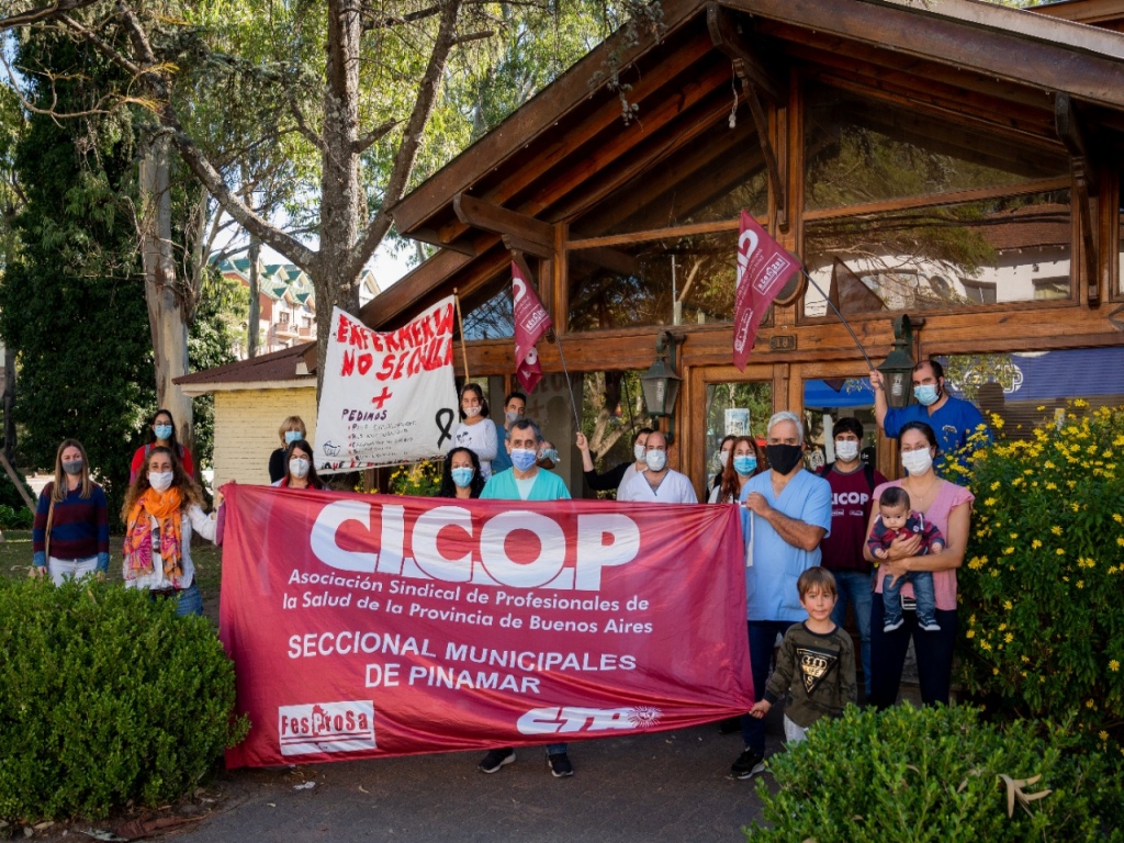 Los trabajadores de la salud de Pinamar acamparon frente a la Municipalidad