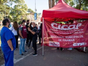 Los trabajadores de la salud de Pinamar acamparon frente a la Municipalidad