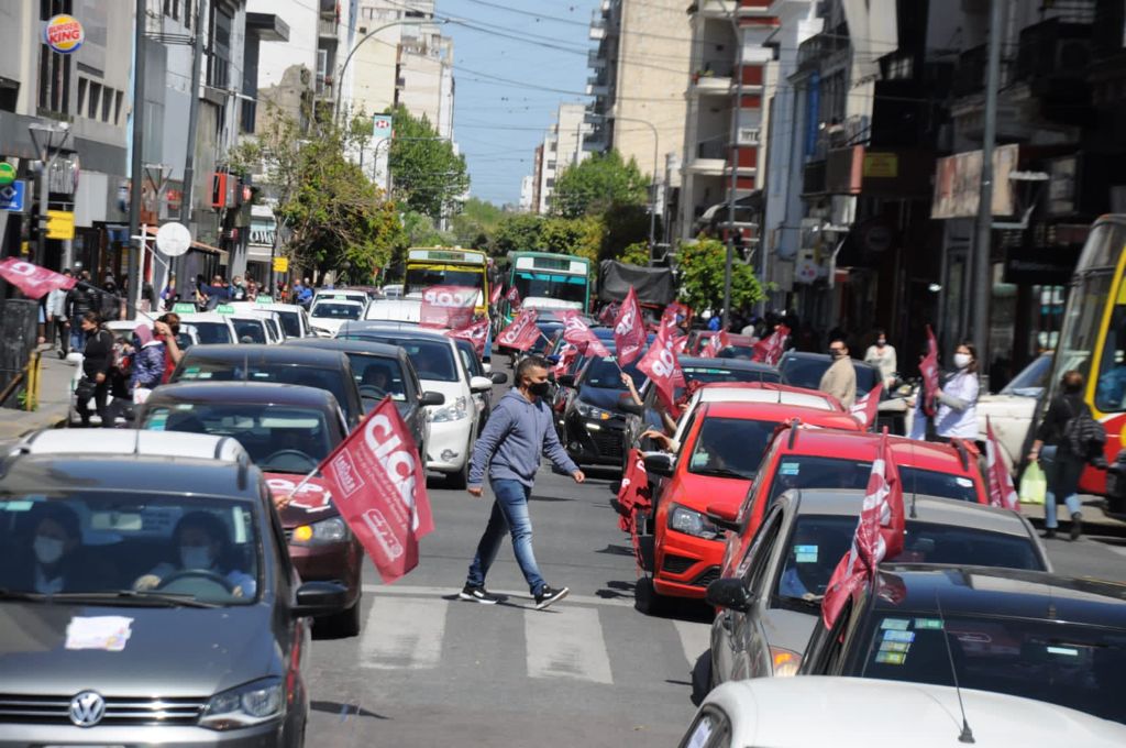 En el marco de un Paro Provincial de 24 hs, lxs profesionales de la salud nucleadxs en CICOP llevaron adelante el día miércoles 6 de octubre una multitudinaria Caravana por la ciudad de La Plata que concluyó con un acto frente a la Casa de Gobierno.