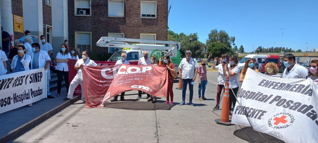 Lxs trabajadorxs profesionales del Hospital Posadas volvieron a reclamar con una de sus clásicas movilizaciones en ronda frente a la explanada principal del establecimiento.