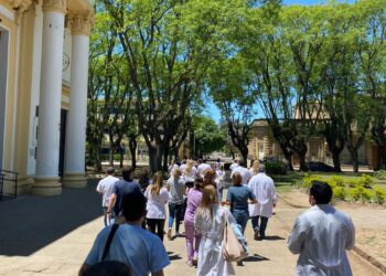 Lxs Profesionales de la Salud de San Pedro se movilizaron a la Municipalidad