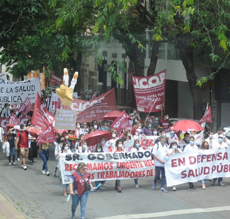 En el marco de la cuarta semana de medidas de fuerza, lxs profesionales de la salud enroladxs en CICOP llevaron adelante este viernes una jornada de paro activo y una nutrida movilización a la Casa de Gobierno bonaerense, en la ciudad de La Plata.