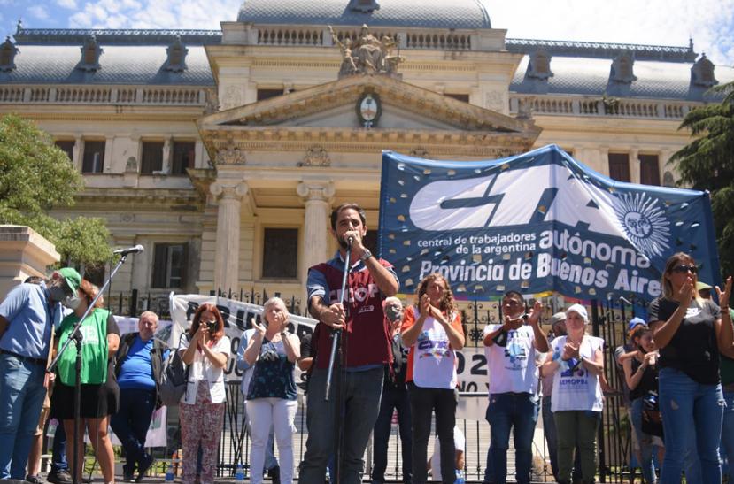 El día martes 14 de diciembre, CICOP participó junto a numerosas organizaciones sindicales y sociales de la movilización de las dos CTA a la Legislatura bonaerense por un Presupuesto 2022 redistributivo con Soberanía, Trabajo, Producción, Salud y Educación.