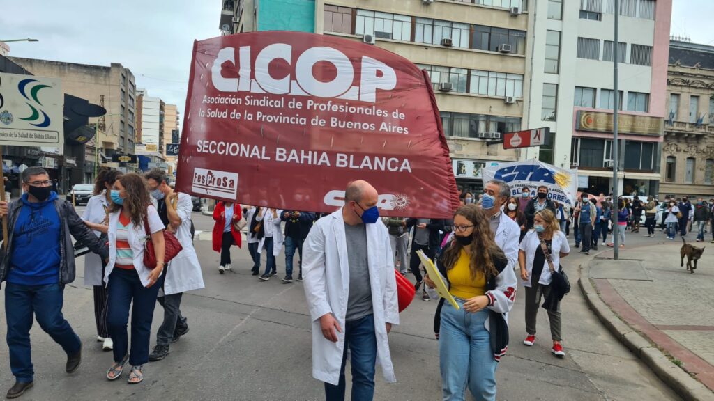 En el marco del paro provincial de 24 hs, lxs profesionales de la salud de la APMS-CICOP Bahía Blanca llevaron a cabo una movilización, radio abierta y acto en la Plaza Rivadavia.