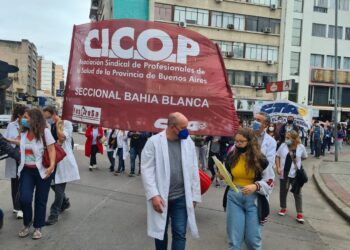 La APMS-CICOP Bahía Blanca realizó una movilización y radio abierta en la Plaza Rivadavia