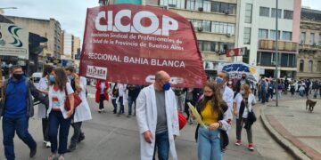 La APMS-CICOP Bahía Blanca realizó una movilización y radio abierta en la Plaza Rivadavia