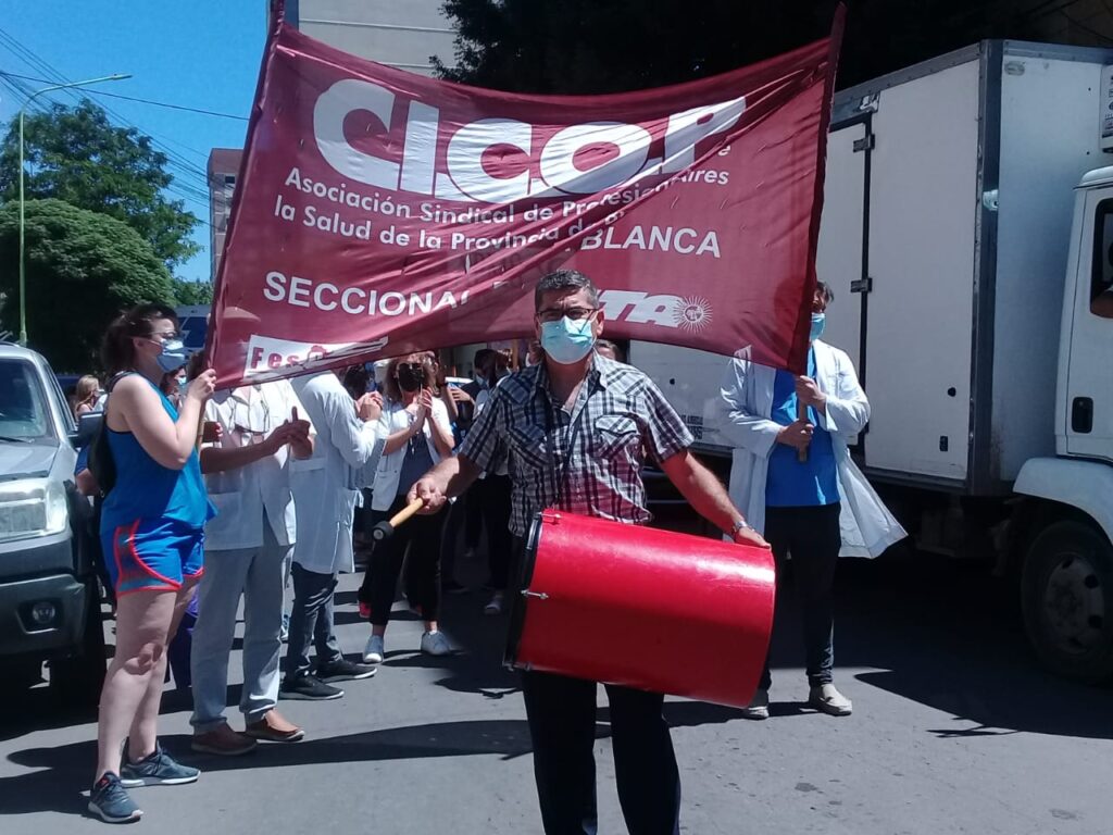 El lunes 13 de diciembre, lxs profesionales de la salud nucleadxs en la Asociación de Profesionales de la Salud Municipal - CICOP Seccional Bahía Blanca llevaron adelante una jornada de paro de 24 hs y una movilización desde el Hospital Municipal de Agudos Dr. Leónidas Lucero hacia la Municipalidad.