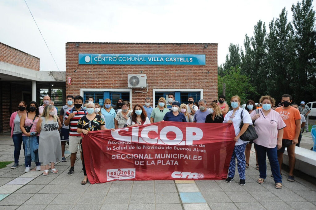 Lxs profesionales de la salud nucleadxs en CICOP Municipales de La Plata junto a vecinxs autoconvocadxs realizaron el viernes 21 de enero a las 9 hs un Abrazo Simbólico al CAPS N° 28 de Villa Castells para repudiar el desplazamiento y la persecución gremial que sufre una dirigente seccional.