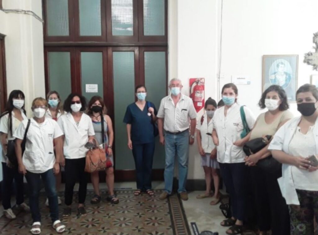 El día jueves 20 de enero, integrantes de la Seccional CICOP Cabred-Luján se reunieron con la Comisión de Salud del Honorable Concejo Deliberante de dicho distrito, en donde denunciaron malas “condiciones laborales y maltrato al personal” y exigieron el bono de fin de año de 20 mil pesos que otorgó el gobernador Axel Kicillof a empleadxs de la administración pública.