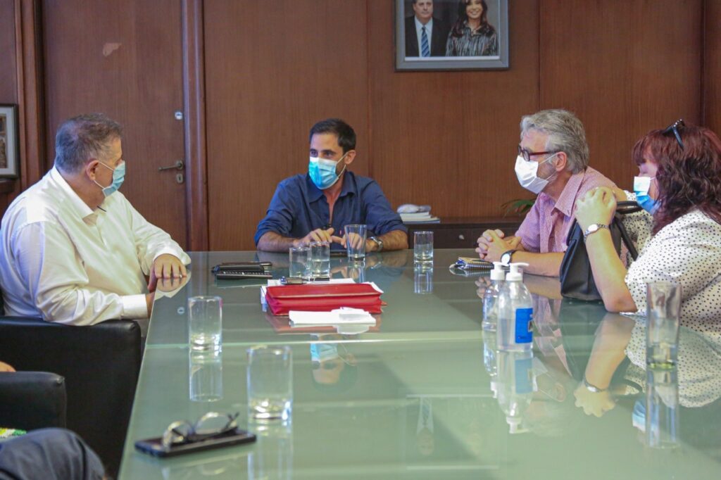 Durante el encuentro, que se llevó a cabo en la sede de la cartera sanitaria nacional, los representantes de CICOP exhibieron la situación que atraviesan los profesionales de la salud del Primer Nivel de Atención, en especial los del Programa Médicos Comunitarios (PMC), y los planteles que se desempeñan en hospitales nacionales y hospitales regidos bajo la Ley SAMIC. Ambas partes consensuaron sobre la necesidad de fijar un piso salarial mínimo en todo el país para los trabajadores del sector.