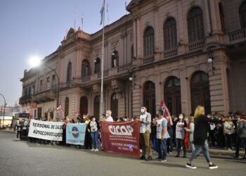 Chivilcoy: Contundente movilización de lxs trabajadorxs de la salud pública y la comunidad