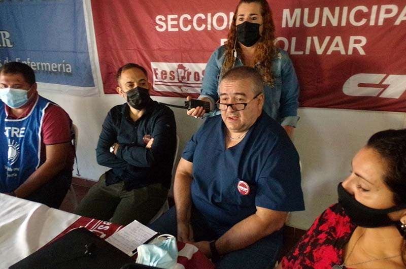 Luego de haber iniciado un Plan de Lucha, que incluyó una conferencia de prensa y el anuncio de una movilización, lxs trabajadorxs de la salud del distrito de Bolívar nucleadxs en la Asociación Sindical de Profesionales de la Salud de la Provincia de Buenos Aires (CICOP) y el Sindicato de Enfermería (SITRE) fueron convocadxs a una reunión con el intendente municipal para exponer sus problemáticas y reclamos.