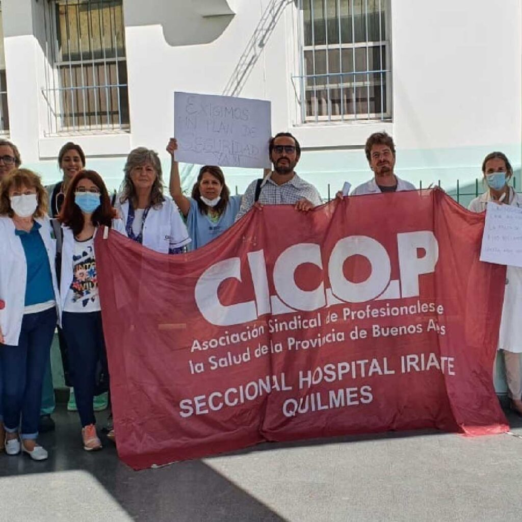 Ante los reiterados episodios de violencia contra el personal de salud, la Seccional CICOP Hospital Iriarte llevó a cabo este miércoles 20 de abril una Jornada de Visibilización y Lucha en la puerta de la Guardia de dicho establecimiento sanitario, ubicado en la ciudad de Quilmes.