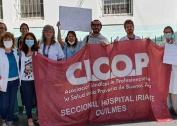 Ante los reiterados episodios de violencia contra el personal de salud, la Seccional CICOP Hospital Iriarte llevó a cabo este miércoles 20 de abril una Jornada de Visibilización y Lucha en la puerta de la Guardia de dicho establecimiento sanitario, ubicado en la ciudad de Quilmes.