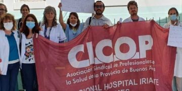 Ante los reiterados episodios de violencia contra el personal de salud, la Seccional CICOP Hospital Iriarte llevó a cabo este miércoles 20 de abril una Jornada de Visibilización y Lucha en la puerta de la Guardia de dicho establecimiento sanitario, ubicado en la ciudad de Quilmes.