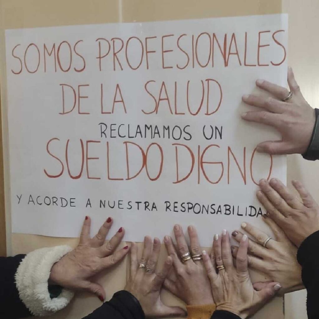 Lxs profesionales de la salud nucleadxs en CICOP Municipales de Ramallo culminan hoy un paro de 48 hs, que iniciaron el día jueves 2 de junio, en reclamo de “adecuación de los salarios a la grilla de la provincia y paritaria específica del sector salud”. La medida de fuerza tuvo un 100% de acatamiento y se llevó a cabo “con presencia en los lugares de trabajo y funcionamiento de las guardias”.