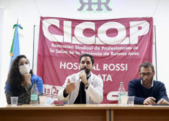 Charla sobre Leyes de Excepción y Desgaste Laboral en el Hospital Rossi