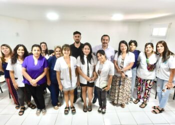 Charla informativa sobre las implicancias del DNU de Milei en el Hospital Larraín 