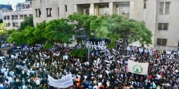 Multitudinario abrazo al Hospital de Clínicas