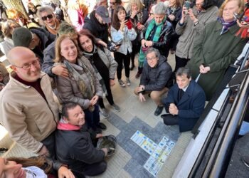 Colocación de Baldosas Blancas por la Memoria en el Hospital Rossi de La Plata