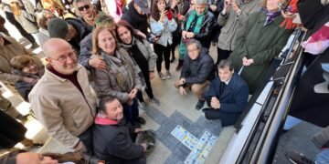 Colocación de Baldosas Blancas por la Memoria en el Hospital Rossi de La Plata