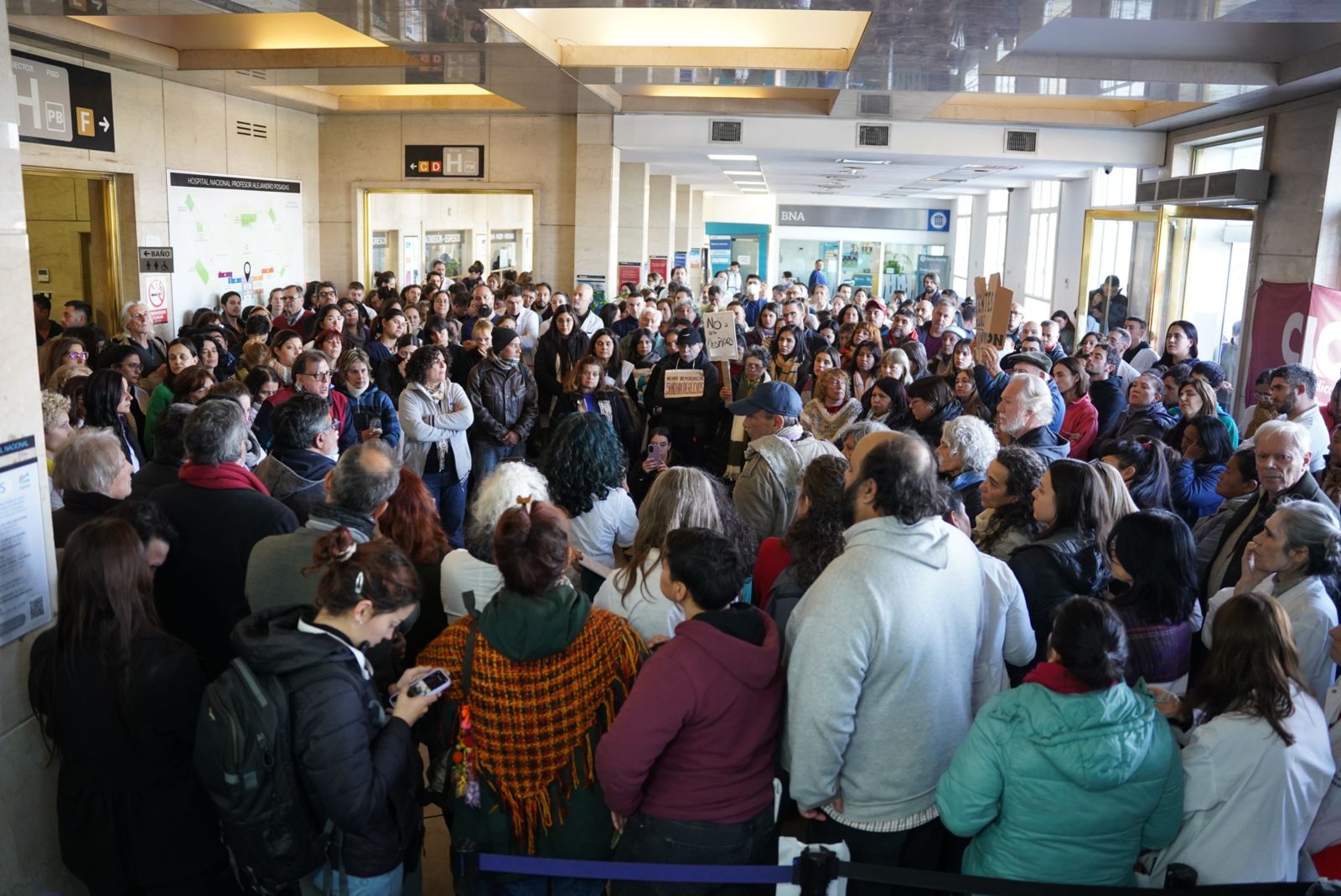 Masiva Asamblea por despidos en el Hospital Posadas – CICOP