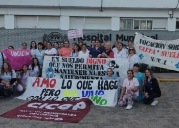 Enfermería unida y de pie en Lobería