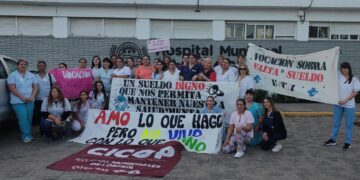 Enfermería unida y de pie en Lobería