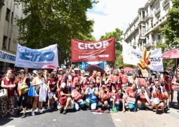 Masiva movilización y paro contra la reforma laboral