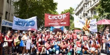 Masiva movilización y paro contra la reforma laboral