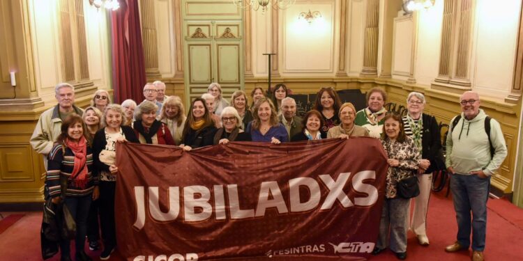 Jubiladxs de CICOP disfrutaron un recorrido cultural por La Plata